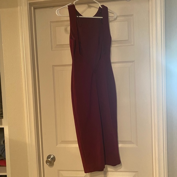 Lulu’s dress with unique back - Picture 2 of 3